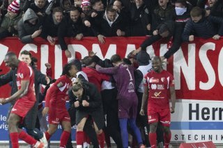 Les joueurs biennois connaîtront-ils samedi les mêmes émotions qu'en février face à Lugano ? KEYSTONE/PETER SCHNEIDER